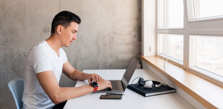 Ditching Distractions 101: 8 Ways to Stay Focused On the Job