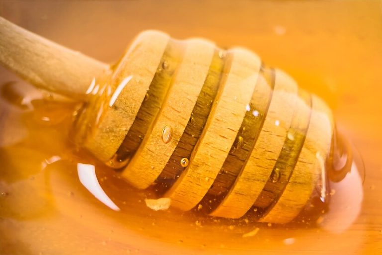 Manuka Honey Benefits, Uses, And Its Grading System