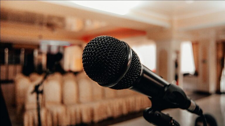 9 Tips For Choosing The Perfect Keynote Speaker For Your Corporate Event
