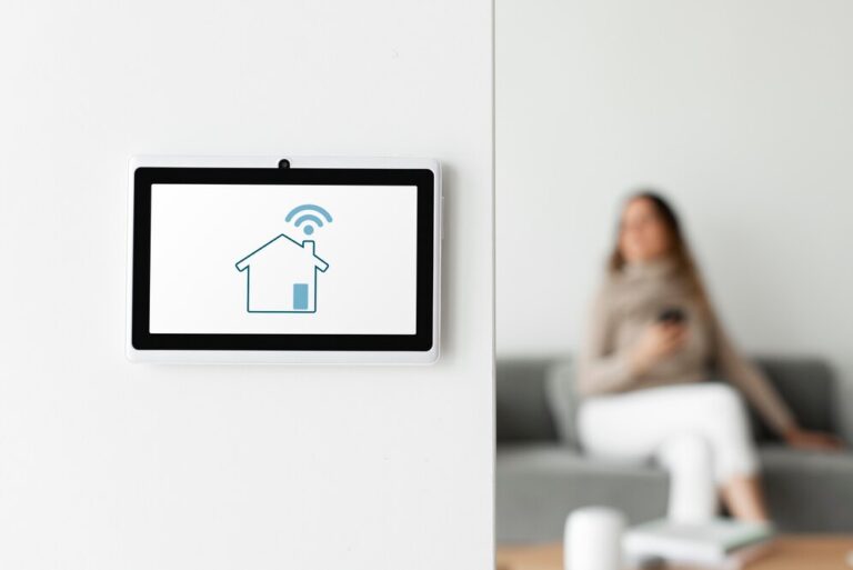 Smart Homes, Smart Design: Integrating Technology Into Modern Living Spaces