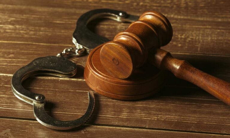Key Differences Between Public Defenders And Private Criminal Defense Attorneys