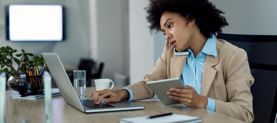 A female professional utilizing contact center knowledge management to deliver accurate information and enhance customer service