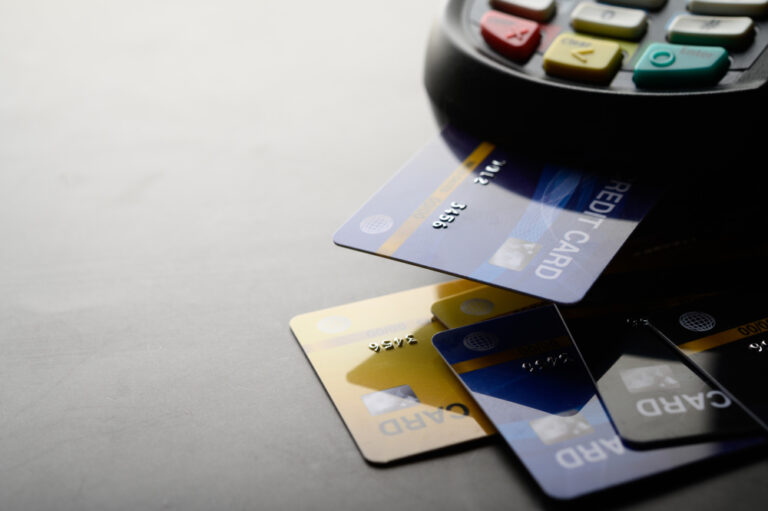 How Credit Cards Help Bridge Short-Term Gaps Between Income Cycles